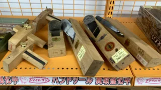 上穴式二枚脇取鉋、立鉋（台直し鉋）などの特殊鉋から東源次までカンナ入ってます。工具専門店 スマイルサンタ松本店