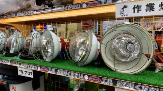 昭和レトロな赤白作業灯 クランプ式作業灯あります。工具専門店 スマイルサンタ松本店