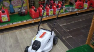 アイリスオーヤマ 電動草刈機G-320Wあります。工具専門店 スマイルサンタ松本店